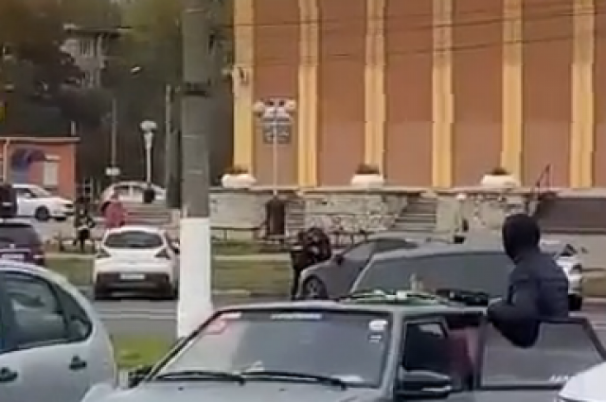    В Твери парень устроил потасовку в автобусе и пытался выломать дверь