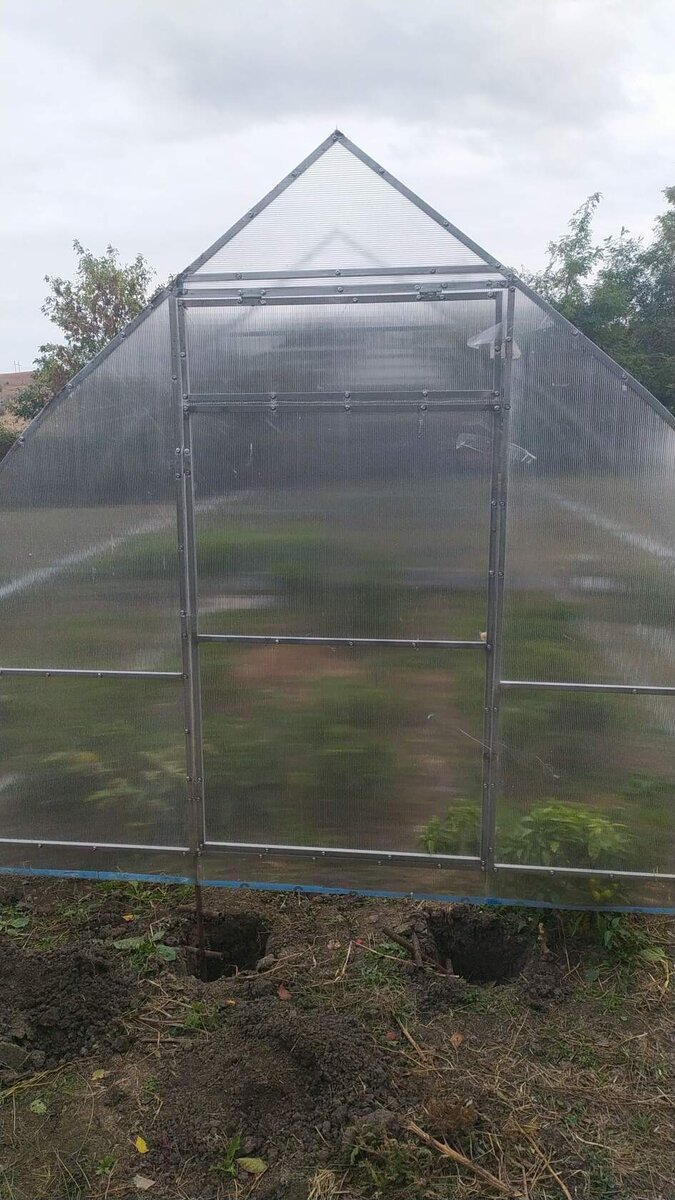 Поставление противоположная сторона теплицы , Работаем с крепежом и прикручиваем поликарбонат