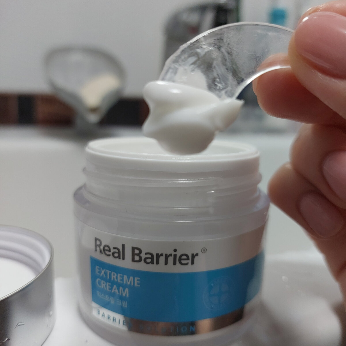 Extreme cream — плотный, но легко лежит на коже и не ощущается "маской". Кожа с ним прекрасно себя чувствует! У меня нормальная, но чувствительная и обезвоженная.