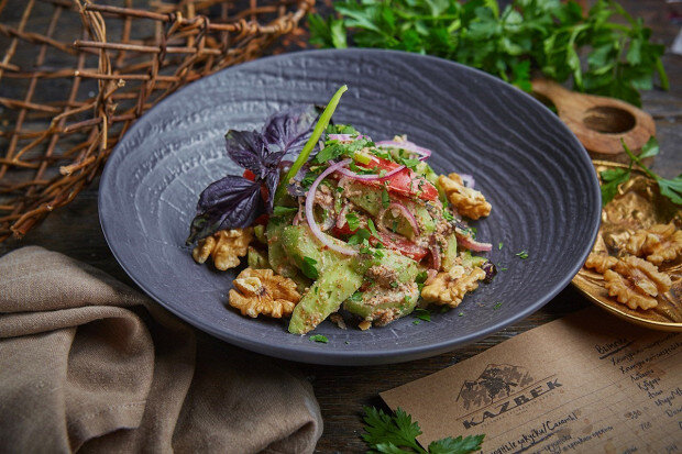 Салат с курицей, яблоками и грецкими орехами: рецепт — Лайфхакер