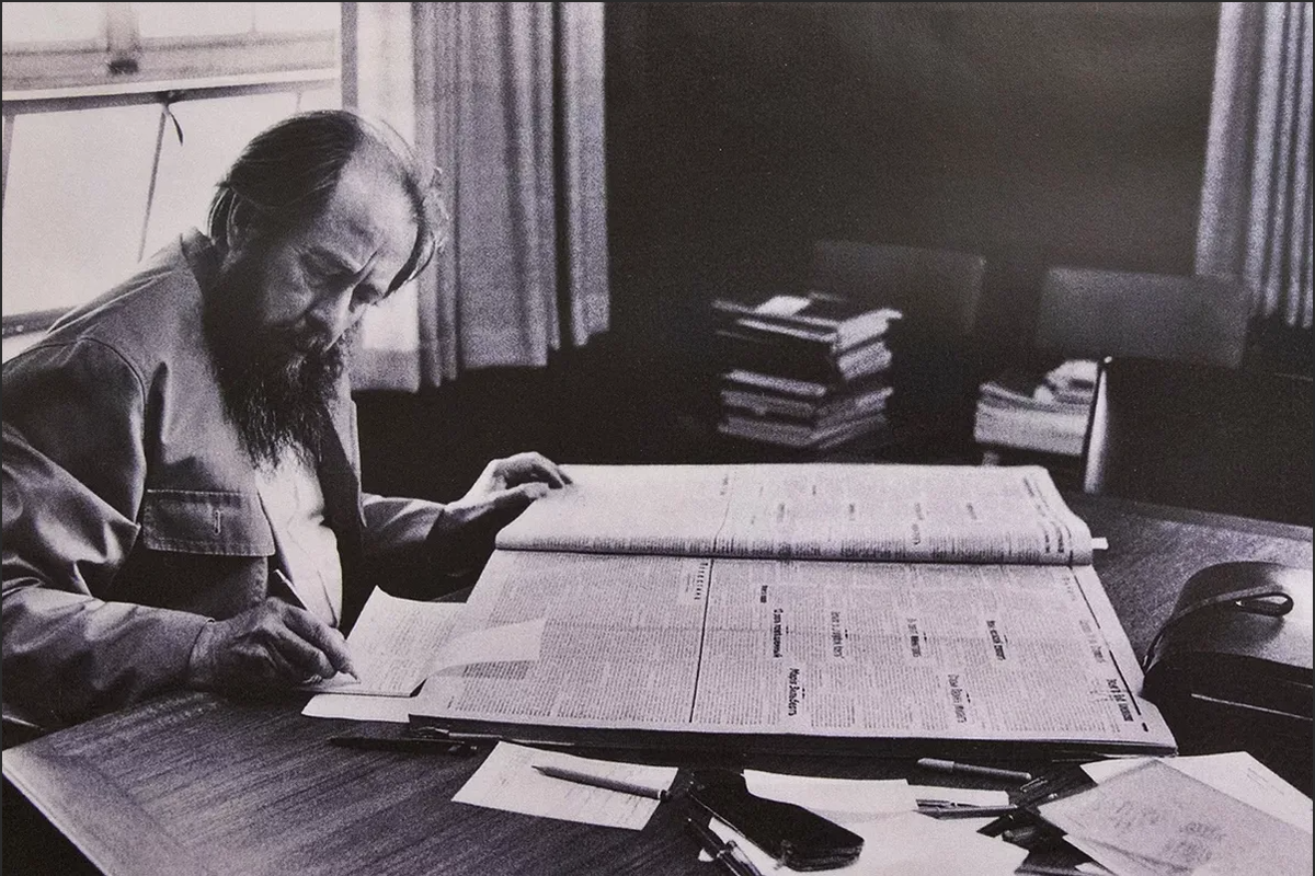 Я давно не испытываю перед смертью никакого страха. Вот в юности надо мной реяла ранняя смерть моего отца (в 27 лет), и я боялся умереть прежде, чем осуществлю свои литературные замыслы. Но уже между моими 30 и 40 годами я обрел самое спокойное отношение к смерти. Ощущаю ее как естественную, но вовсе не конечную веху существования личности.