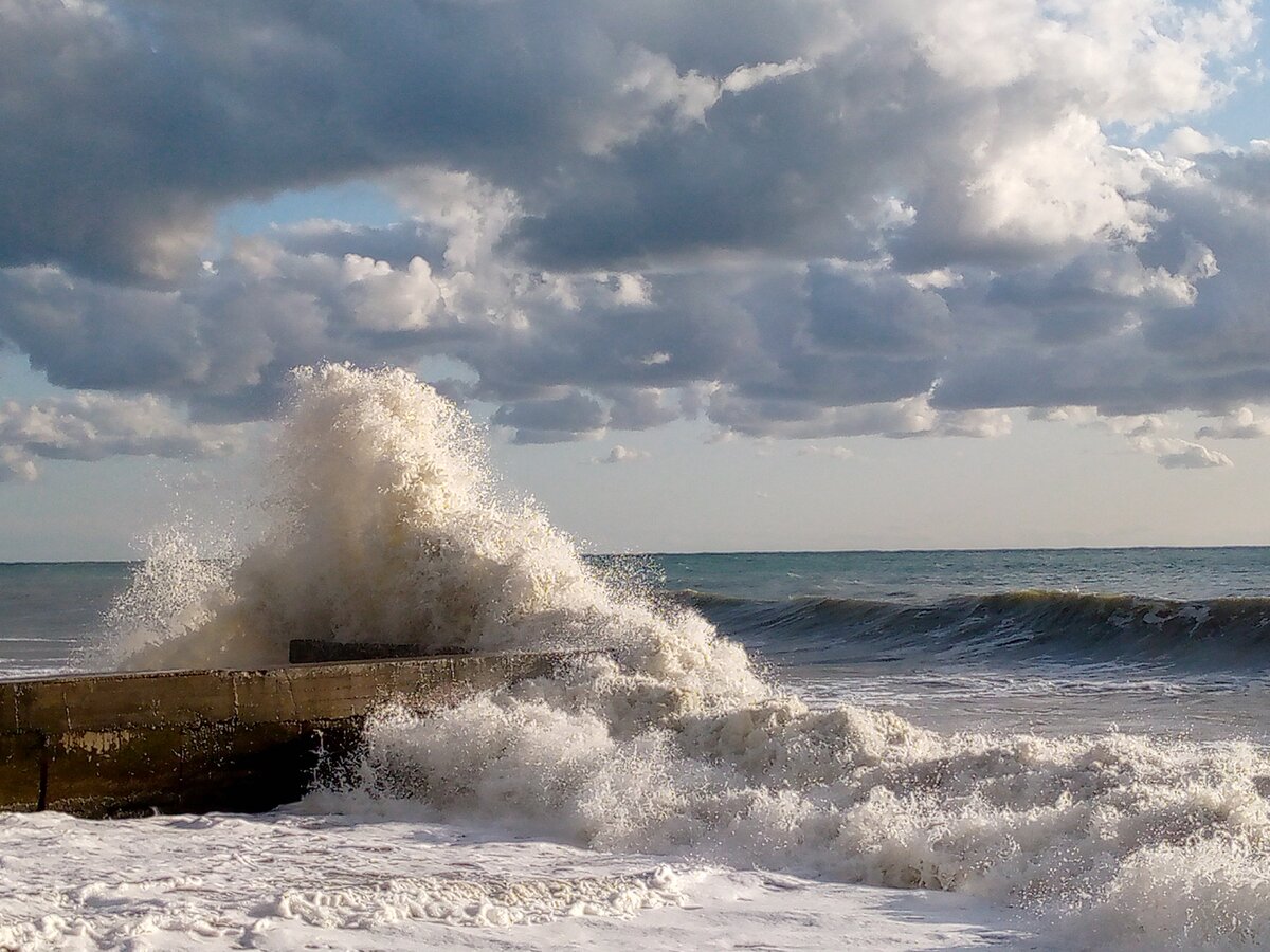 Ну и волны! Листайте галерею