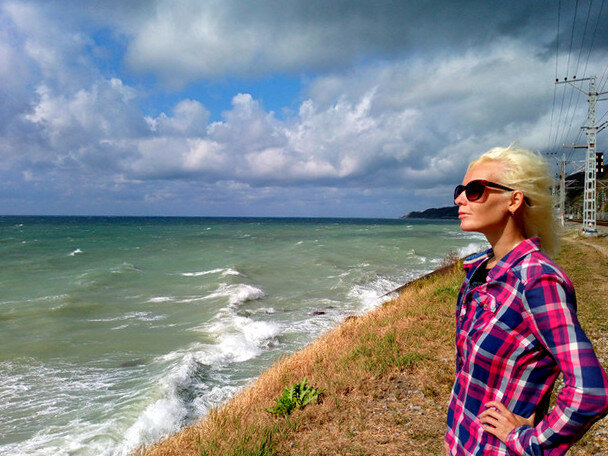 Автор у разноцветного моря ;)