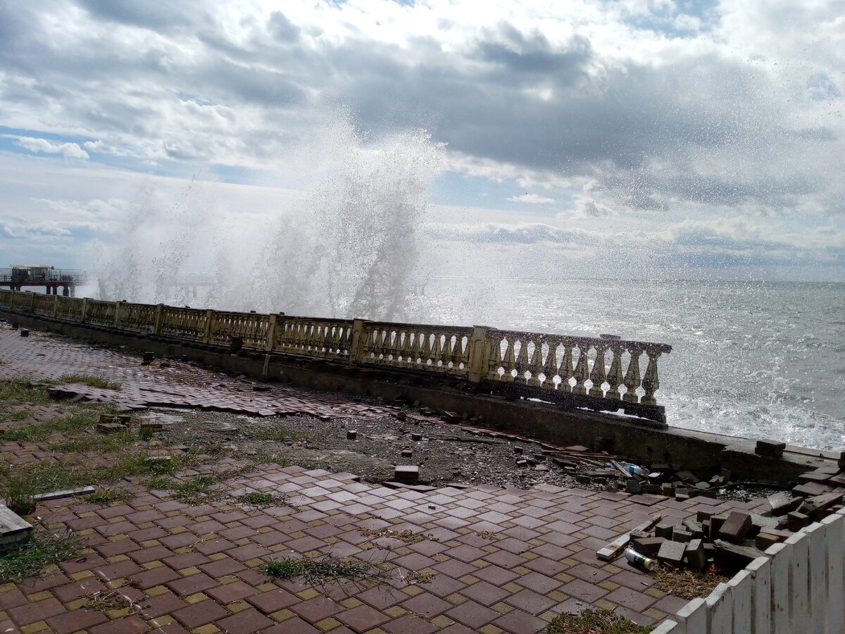 Уже разбило набережную. Фото автора от 10.10.2023г.