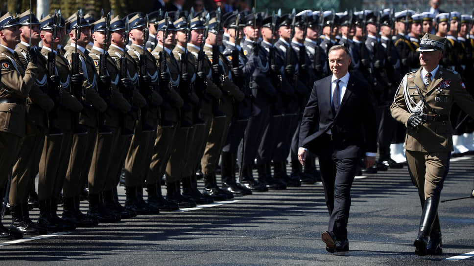 Фото: Kacper Pempel / Reuters📷Президент Польши Анджей Дуда (слева) и генерал Раймунд Анджейчак