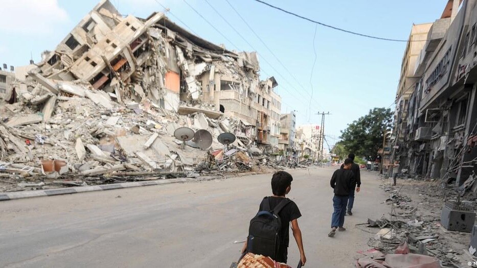     Израиль начал полную блокаду сектора Газа после нападения на страну боевиков ХАМАС. Перекрыто водоснабжение, подача топлива, электричества и газа, а также продовольствия. Что поступало в сектора Газа из Израиля и как это скажется на населении?