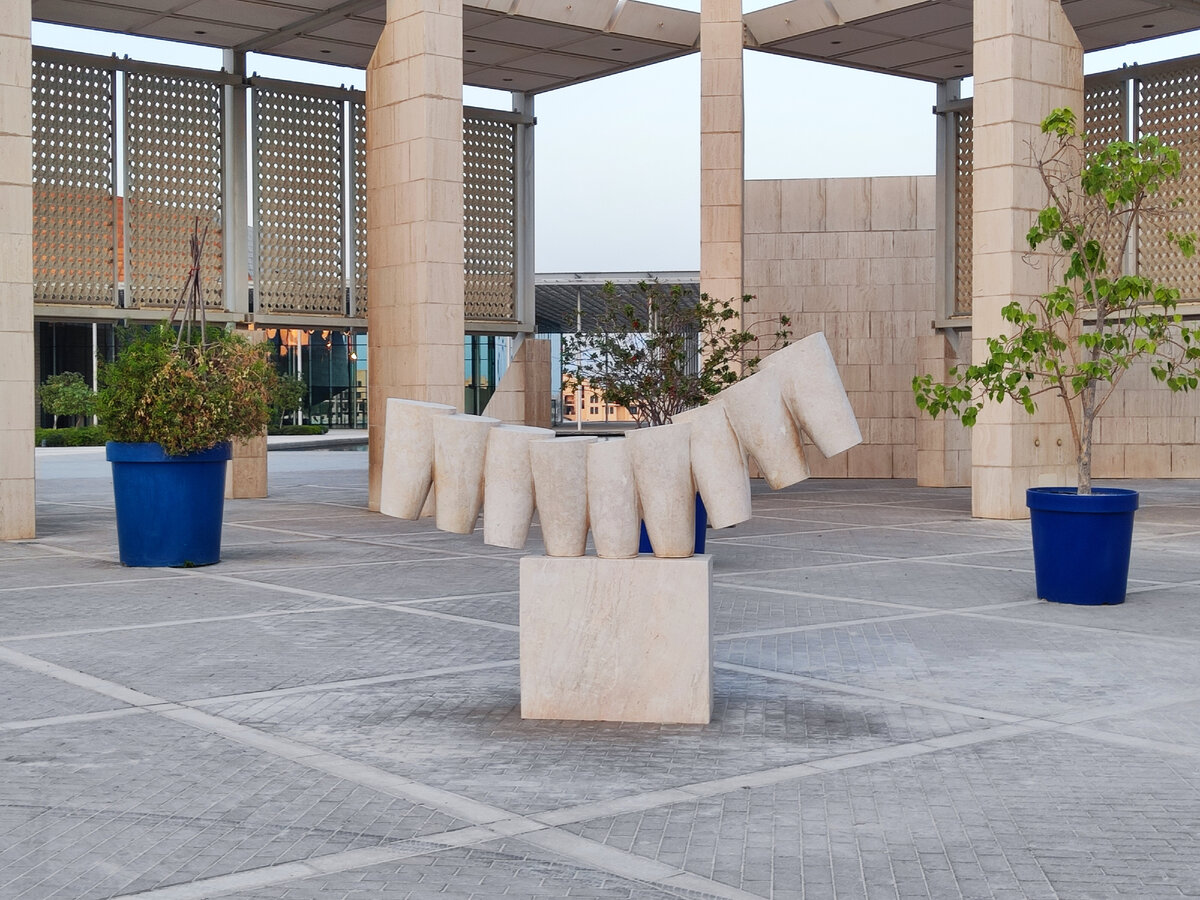 Скульптуры на территории Национального музея Бахрейна (фото из личного архива)