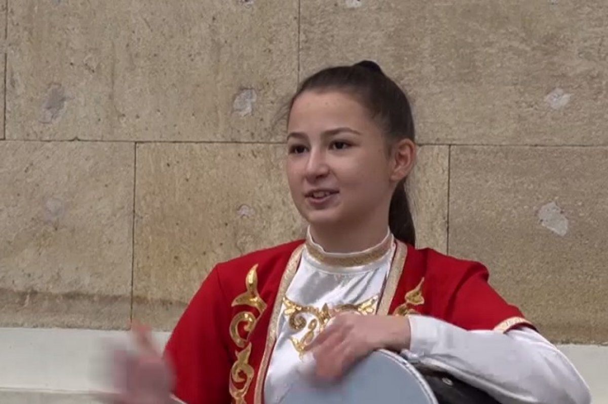    Осетинка установила рекорд России, играя на национальном барабане