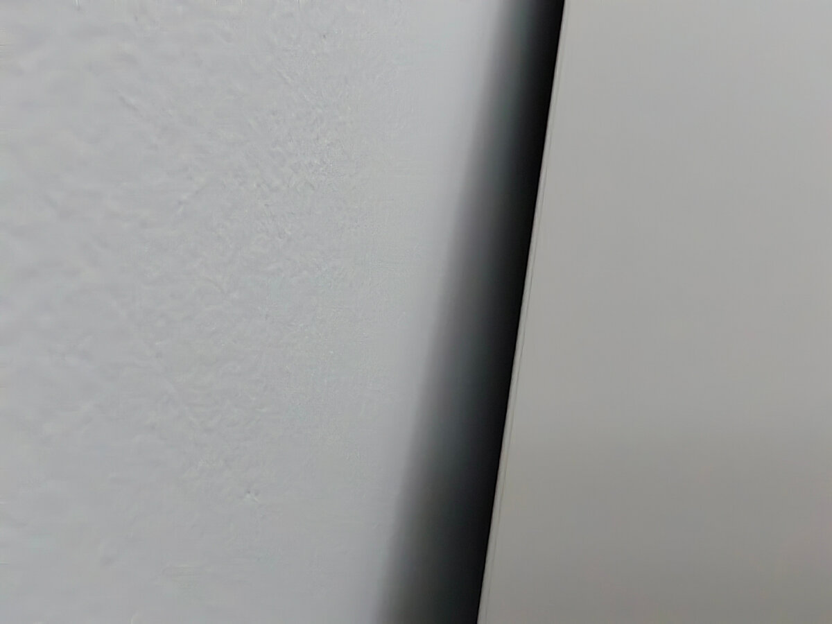 Расстояние между стеной и шкафом несколько сантиметров