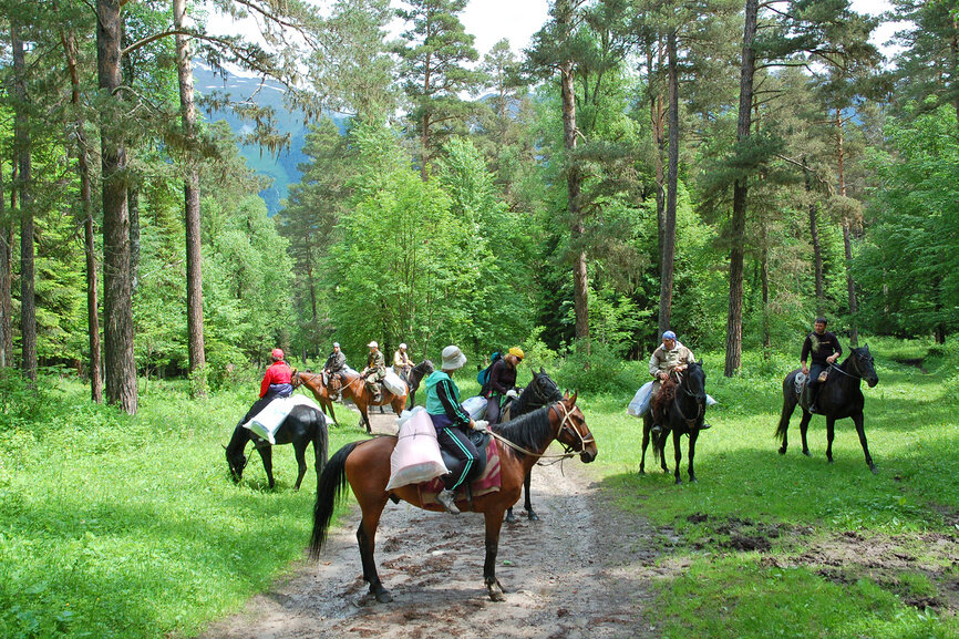 Конный поход в окрестностях Архыза © Владимир Горощенко / Фотобанк Лори