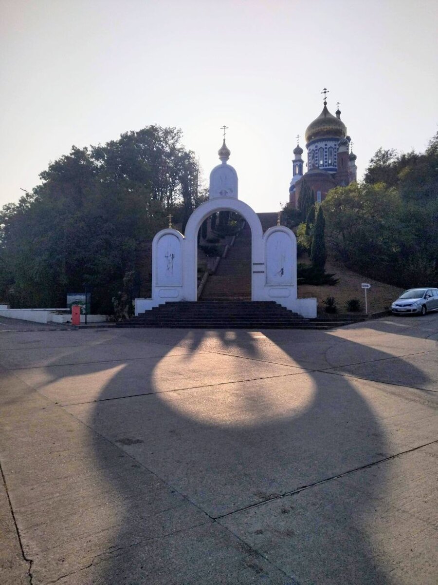 Вид с площади на арку и храм.