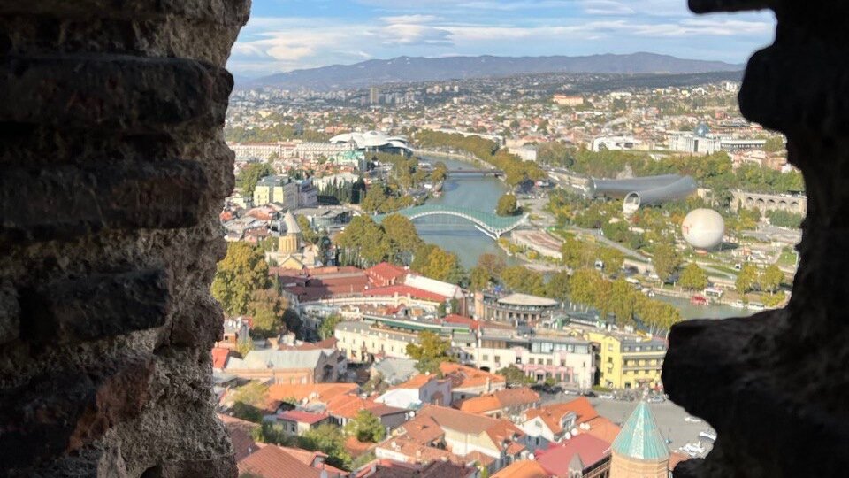     Жизнь в Тбилиси, Ереване и Алматы стала дороже, чем в Москве. Причиной тому стали, вероятно, русские релоканты. На покрытие минимальных нужд для жизни в этих ближайших к России столицах стран в месяц приходится тратить от $1.100. В Москве обеспечение пока еще остается на уровне $945.