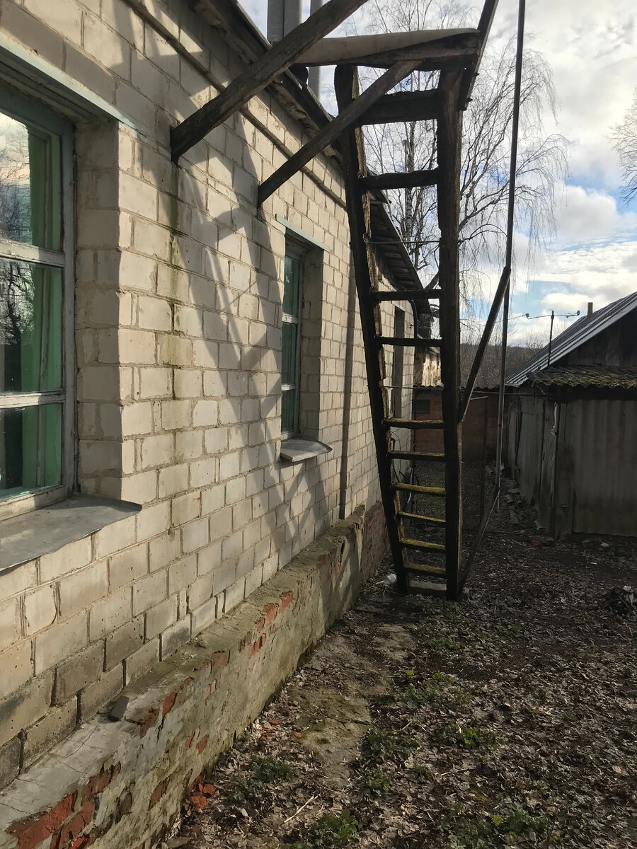 Лестница на чердак. Фото ещё прошлогоднее, но с тех пор лестница не изменилась