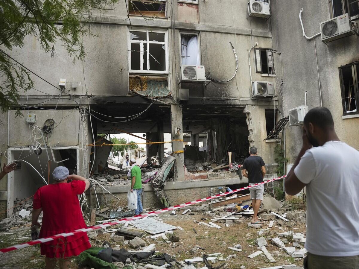    Поврежденный дом после попадания ракеты из сектора Газа в Ашкелоне в Израиле © AP Photo / Erik Marmor