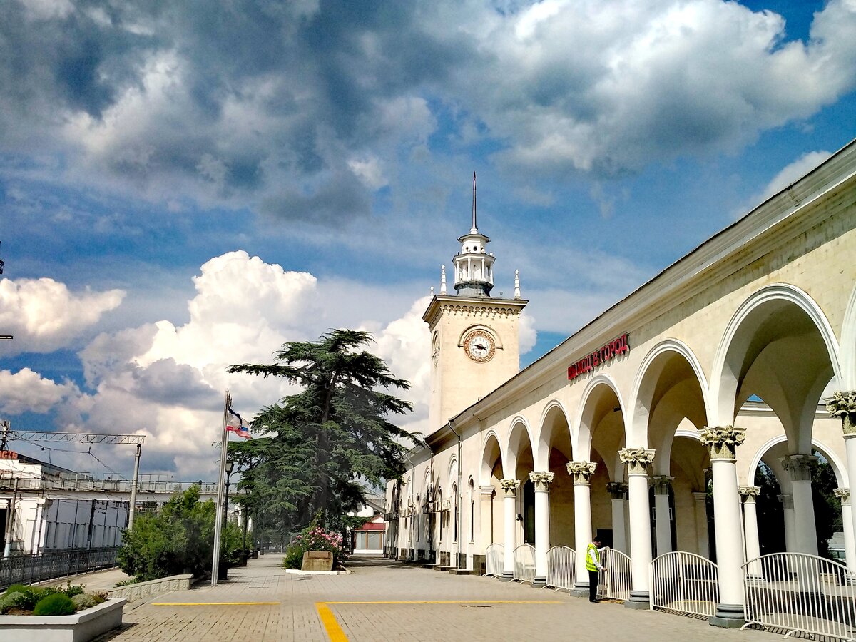 Вокзал Симферополя - кстати, двойник нашего Сочинского. Фото для иллюстрации из архива автора