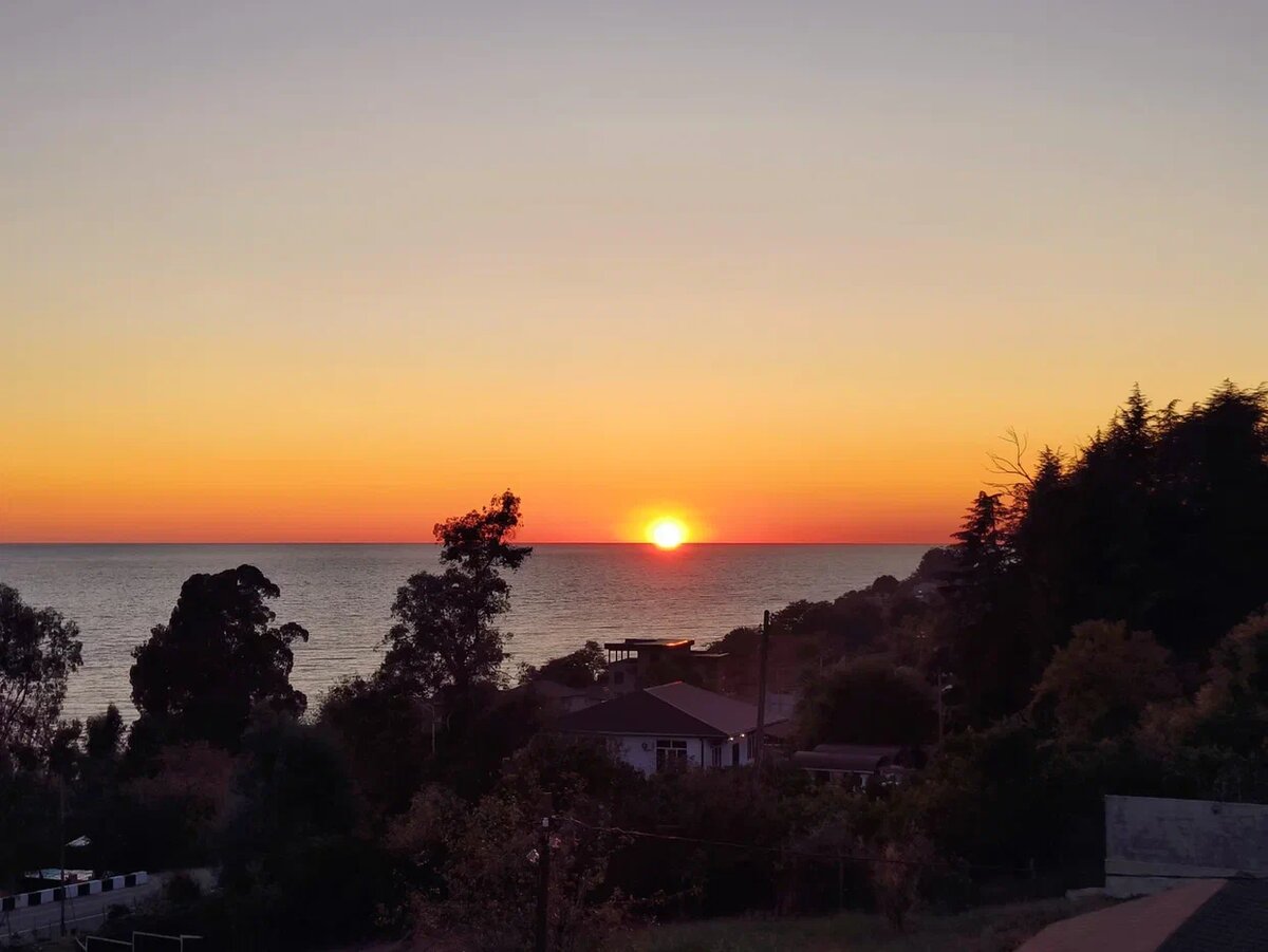 Закат в Новом Афоне. Фото Светы Давыдовой