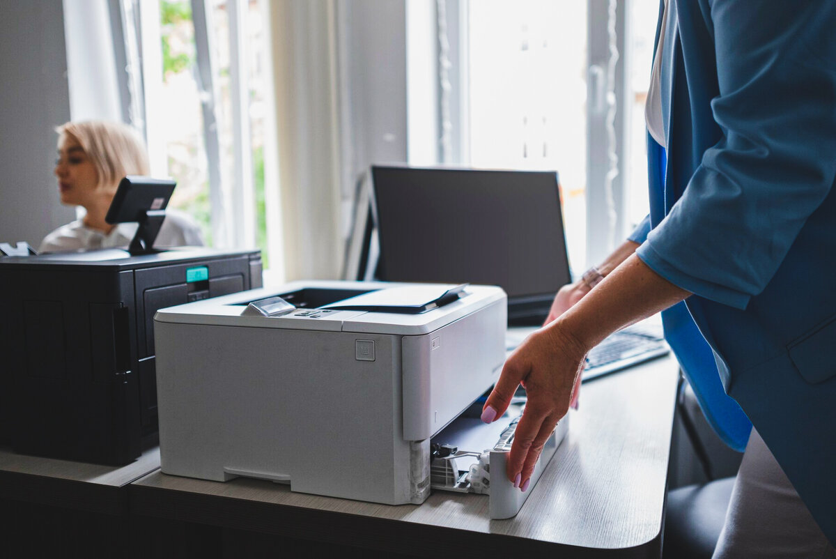 Принтер в офисе. Обслуживание оргтехники. Office Printer service.