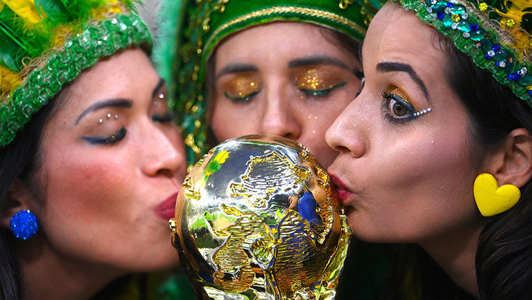    Бразильские болельщицы с репликой Кубка Мира. Getty Images