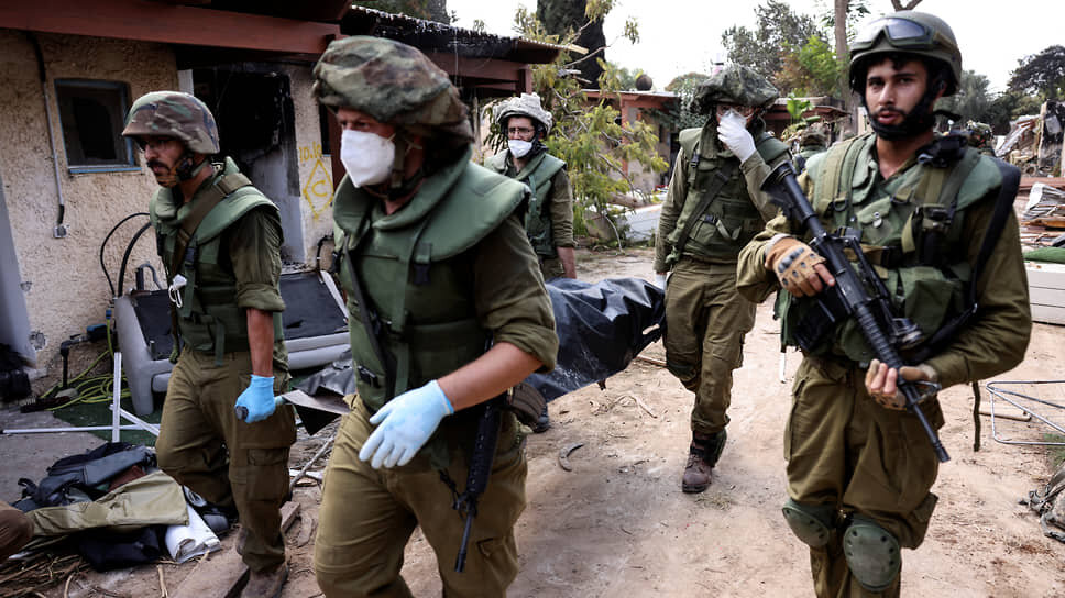 Фото: REUTERS/Ronen Zvulun / Ronen Zvulun / Reuters📷Официальное число жертв субботнего нападения боевиков «Хамаса» на Израиль продолжает неуклонно расти. Так, во вторник в кибуце Кфар-Аза были обнаружены десятки трупов