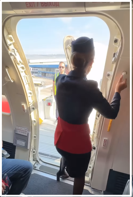 Стюардеса_Закрывает дверь самолёта Boeing 757 бортпроводник авиакомпании AZUR