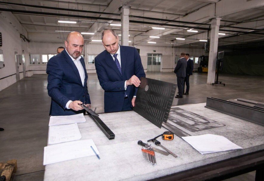 💥 На фото: на столе рулетка, штангель, набор китайских отверток, лекало. не хватает. Не хватает китайской кувалды