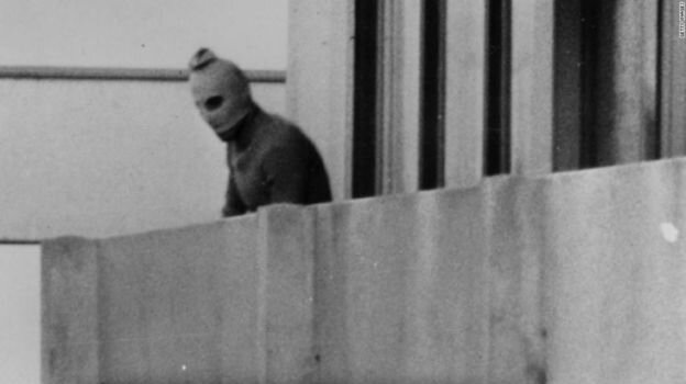 Одна из самых известных фотографий теракта в Мюнхене-1972: террорист на балконе дома с заложниками. CNN