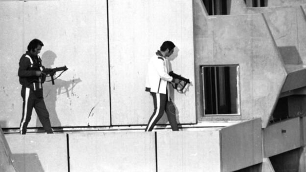 5 сентября 1972 года. Мюнхен. Немецкие полицейские, переодетые спортсменами, занимают позицию на крыше дома в Олимпийской деревне, где террористы удерживают заложников. Фото The Times of Israel