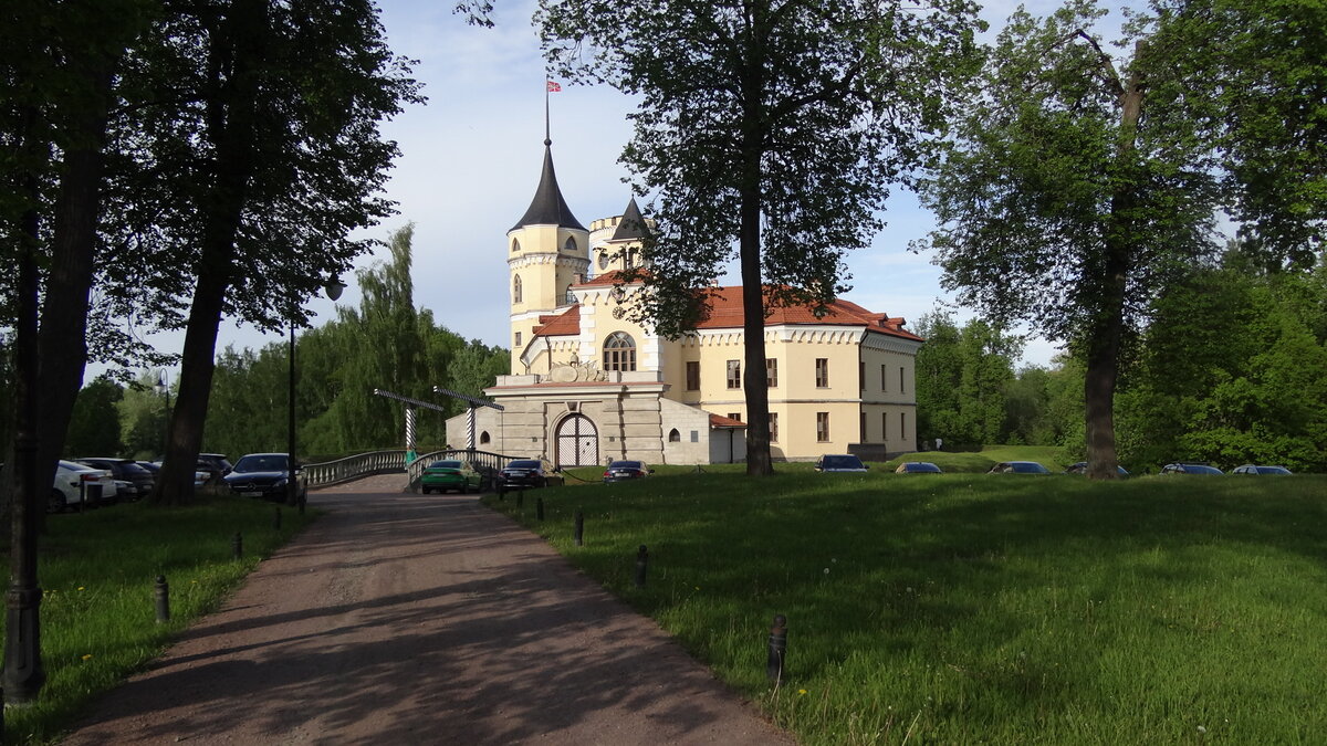 Современные автомобили и замок Бип (крепость Мариенталь)