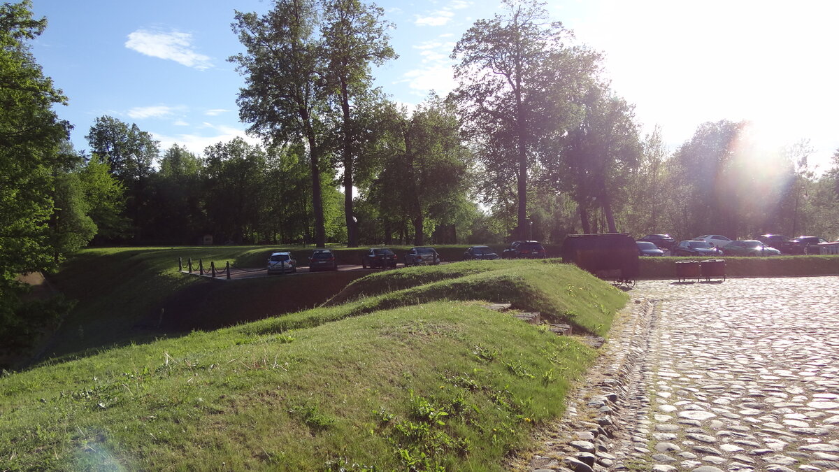 Бастионы и ров вокруг замка Бип