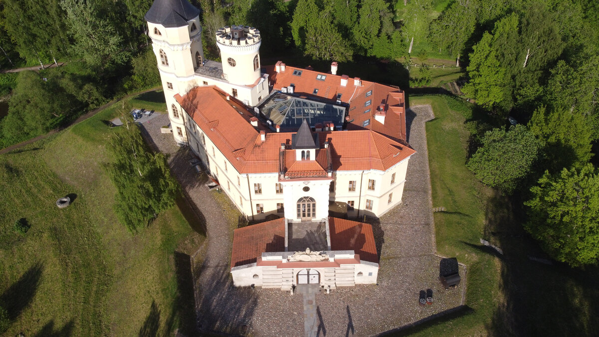 Бастионы и ров вокруг замка Бип