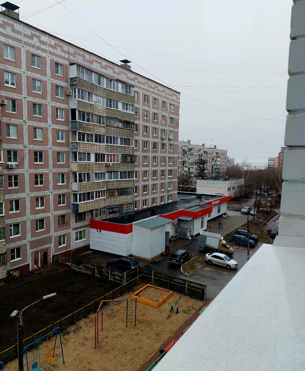 Многоквартирный дом в городе. Вид из нашего окна