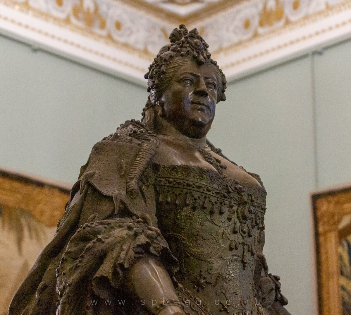 Фрагмент скульптуры "Анна Иоанновна с арапчонком"