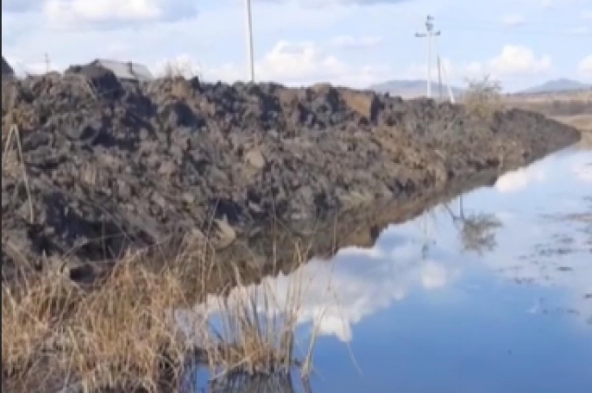    Русло топящей зимой дома реки Жерейка в Чите начали очищать