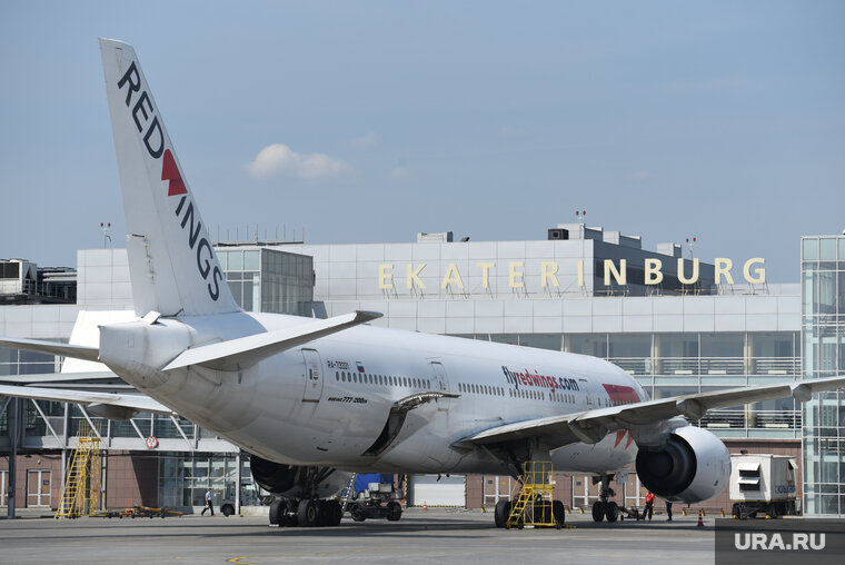    Самолет вылетел из Екатеринбурга в Казань вылетел с задержкой в четыре часа