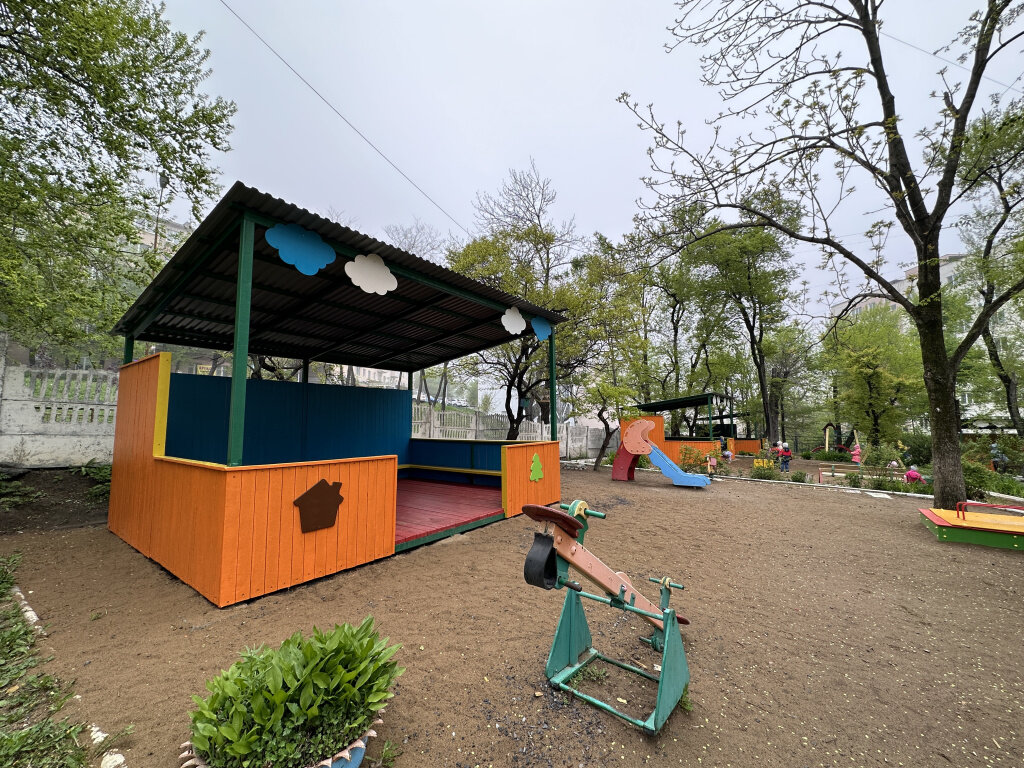 Новая детская беседки навесы появляются в детских садиках Владивостока