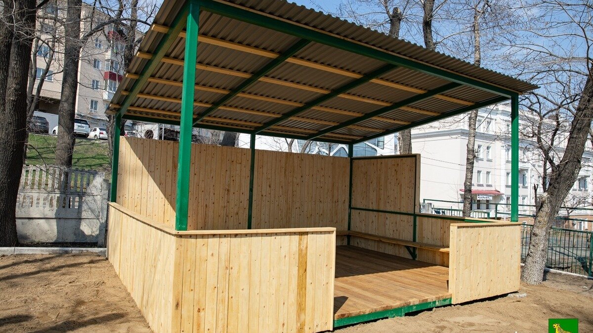     Новые, прочные, красивые, современные теневые навесы установлены уже в 44 детских садах Владивостока. Ещё в трёх детских учреждениях работы по установке столь важных конструкций продолжаются, но уже близки к финишу.