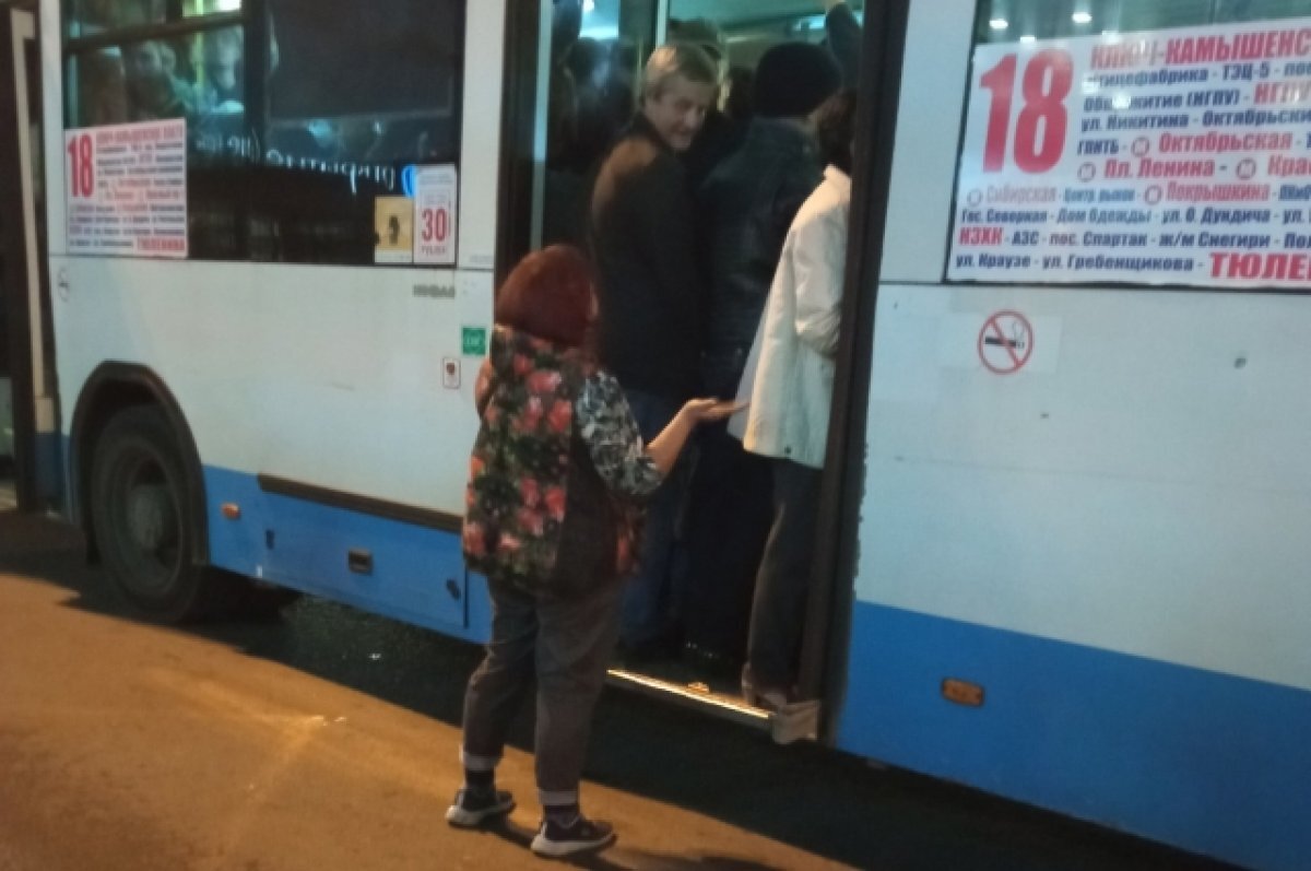    В Новосибирске кондуктор выталкивала пассажиров из-за нехватки мест