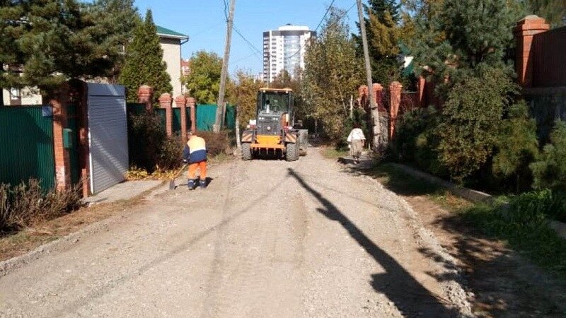     Активные работы по приведению в порядок дорожного полотна ведутся во всех районах Владивостока. Грейдирование дорог, замена просевших люков — важная часть этих мероприятий.