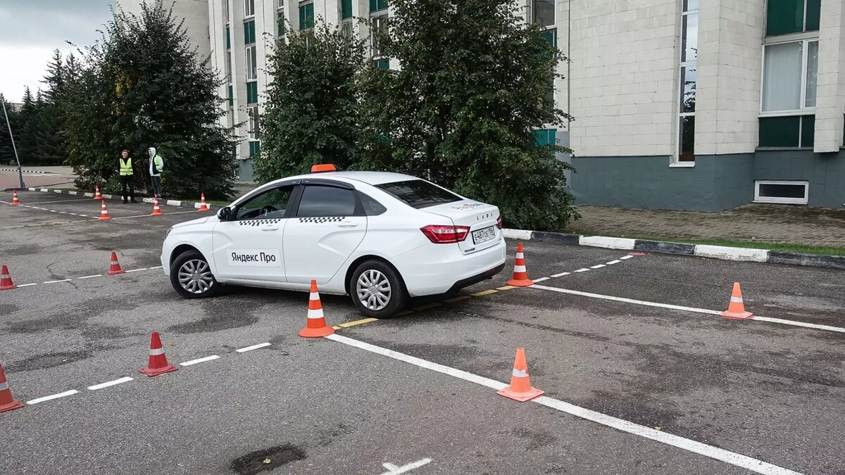     Таксисты в Тюмени недовольны тем, что агрегаторы не предоставляют им социальные гарантии и страховку. Они готовят «тихую» забастовку и планируют массово не выйти на линию.