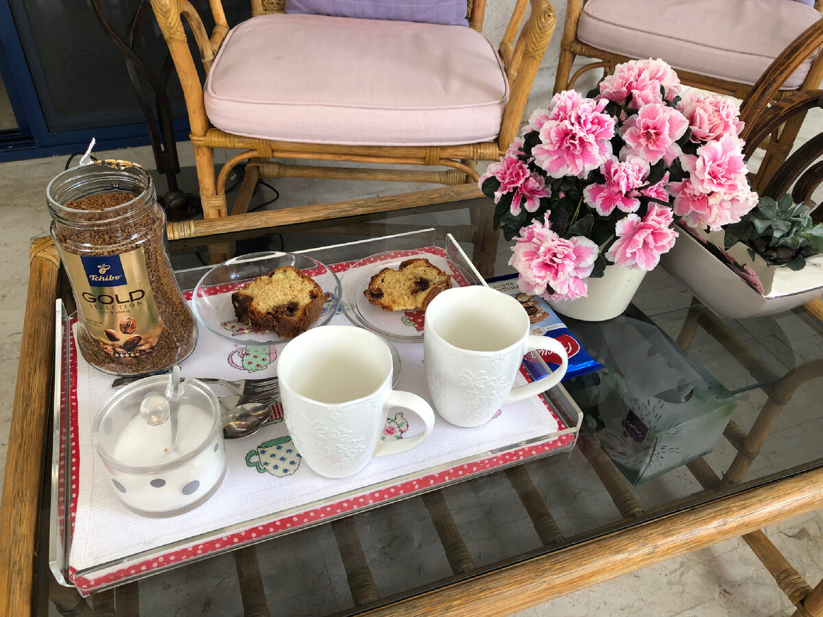 Кофе с кексом, Азалия для украшения! Фото автора.