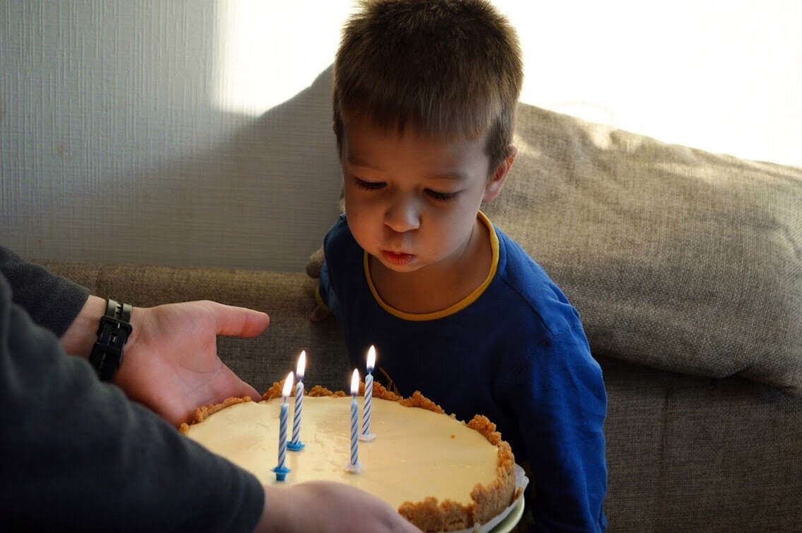 В сам день рождения я раньше всегда пекла чизкейк и мы с утра ставили свечки на торт. Чизкейк иногда получался страшненький, но вкусный.