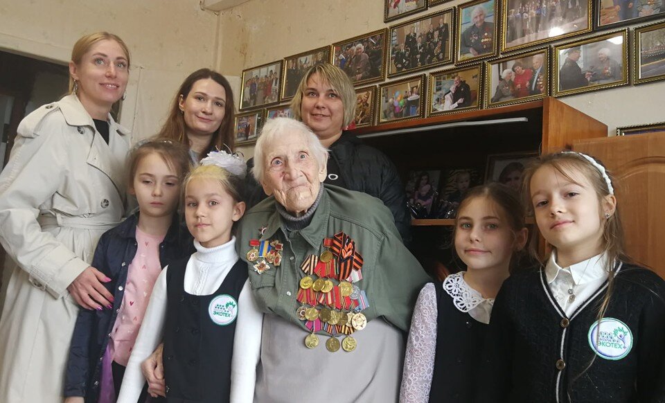    Секрет долголетия от Елизаветы Ивановны: Ходить пешком. Плавать. И любить людей. Фото Игоря Егорова из семейного архива.