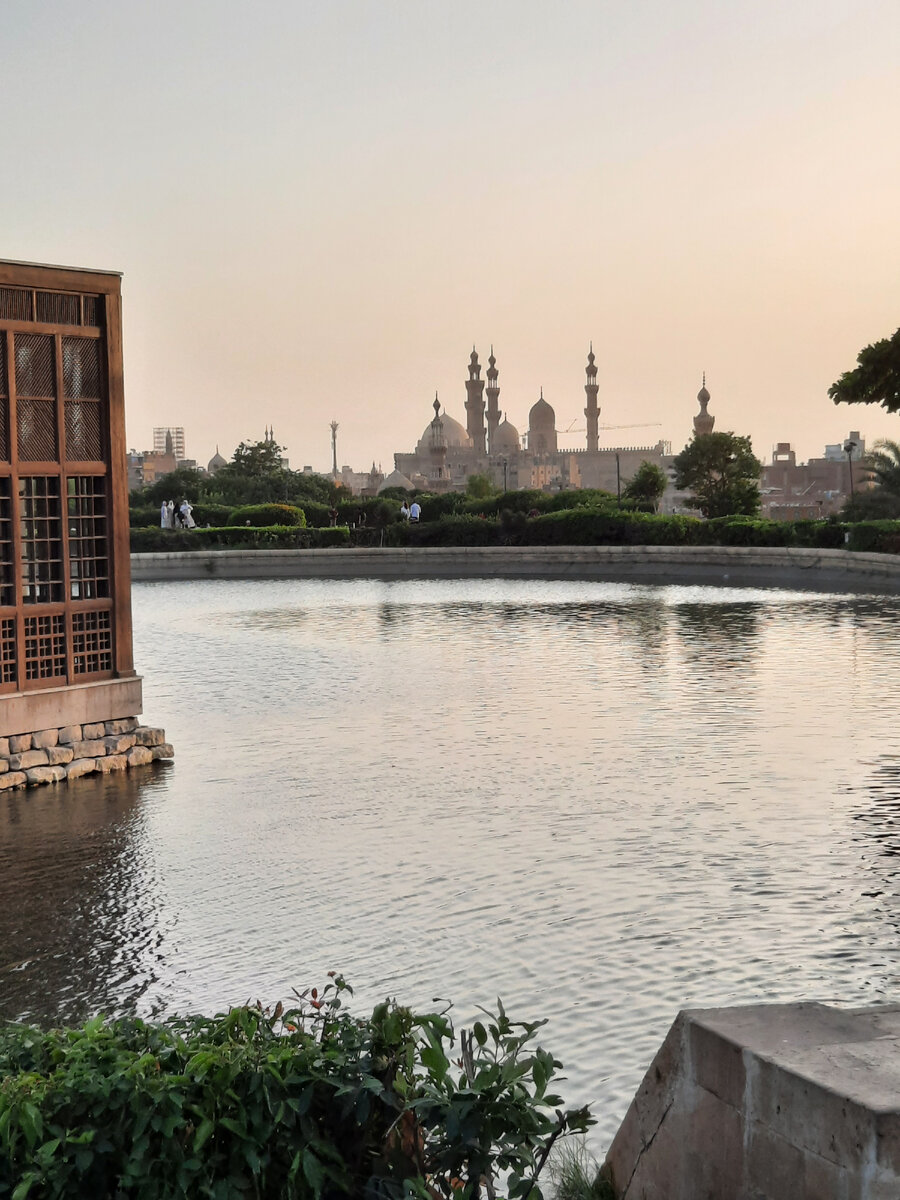 Думала, какие фото подойдут к такой статье. Выбрала мечети, солнце и небо, как символ того, что все в руках божьих. 