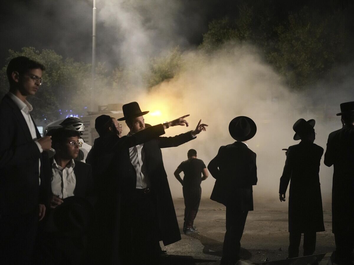    Последствия ракетного удара в поселении Бейтар-Илит под Иерусалимом со стороны сектора Газа© AP Photo / Maya Alleruzzo