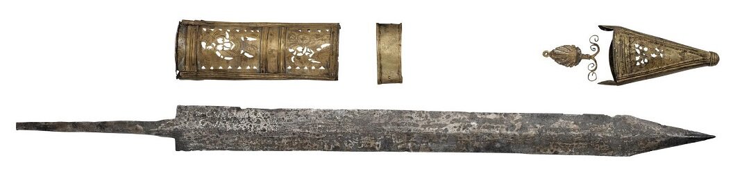 Один из исследованных клинков - гладий из Hod Hill (5 - 10 в. н.э.), на верхнем рисунке внизу.