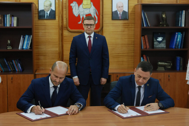    Глава города (слева) и гендиректор градообразующего предприятия (справа) подписали программу развития города в присутствии губернатора (в центре)