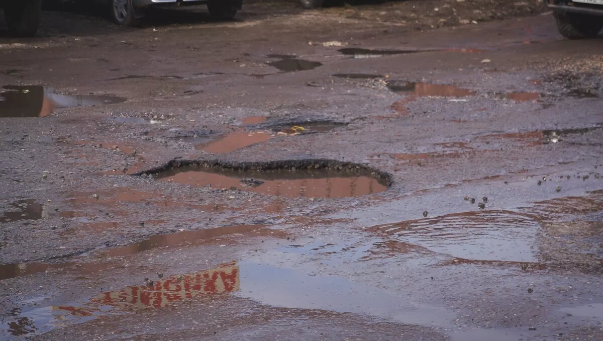     Глава республики Александр Бречалов рассказал о том, что в будущем году на ремонт дорог и тротуаров в Ижевске будет выделено около 1,2 млрд рублей.