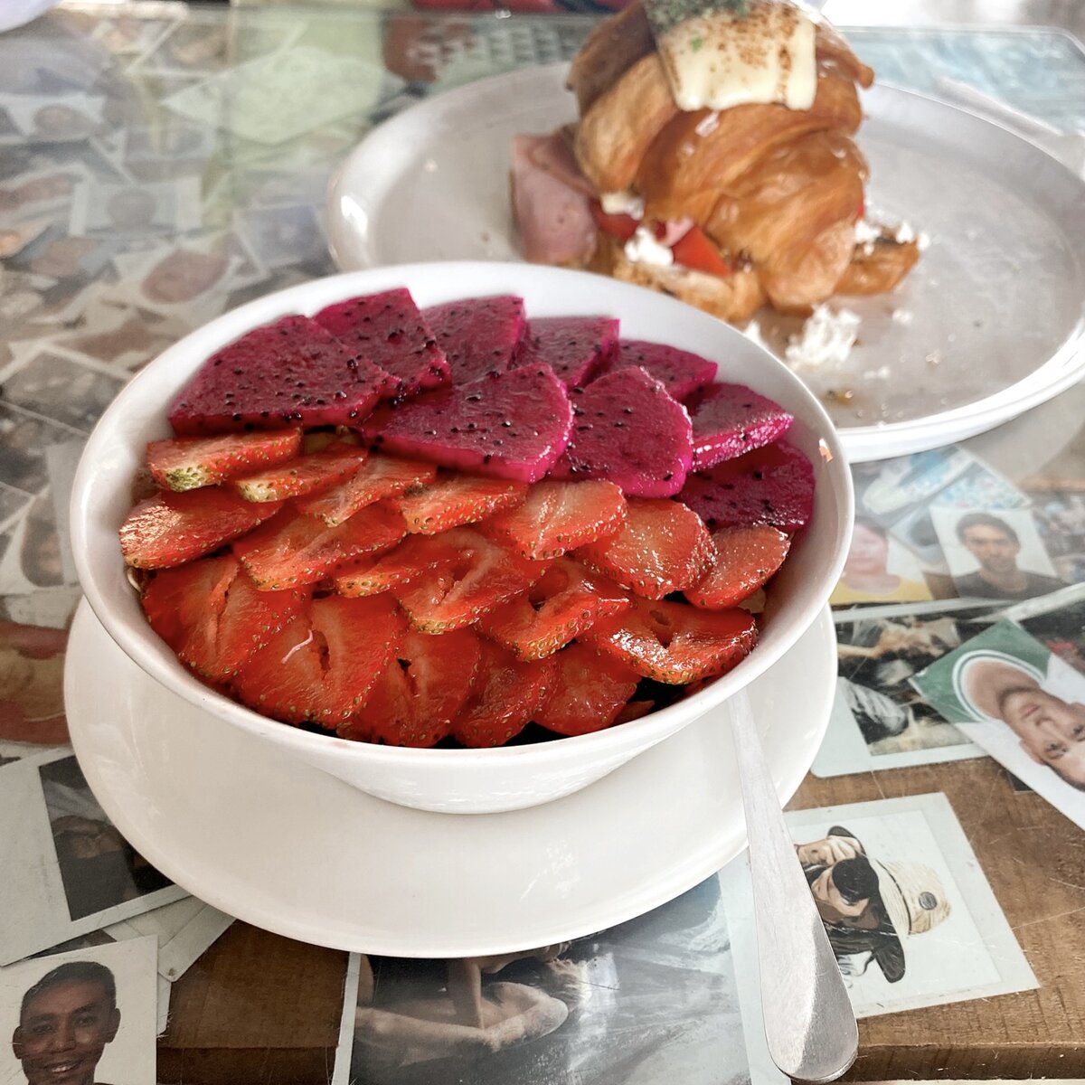 Знаменитый смузи боул и круассан с ветчиной и сыром, рекомендую 