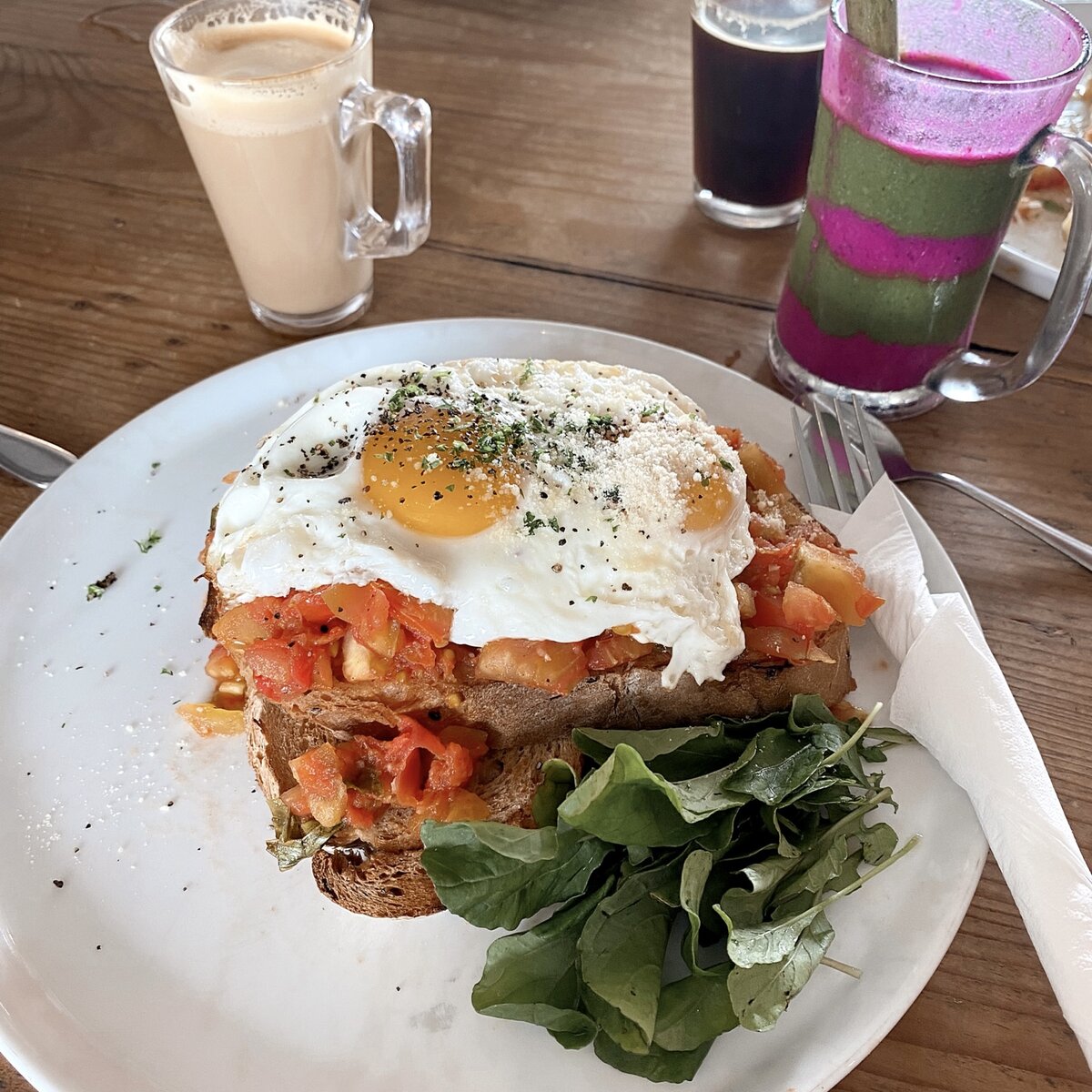 Яичница и тост с томатами, на заднем плане смузи из банана, киви и драгон фрукта, очень вкусно