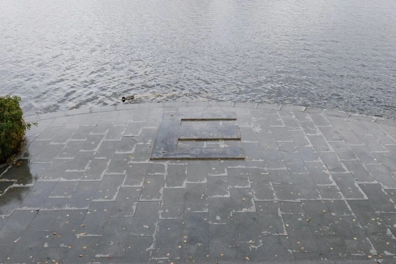  В Екатеринбурге на берегу Исети, возле Театра драмы, установили новый арт-объект - трехметровую металлическую буква «Е» в виде сердечника трансформатора.-2
